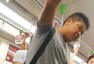 南京地铁男子给老人让座后猛踹未让座男孩