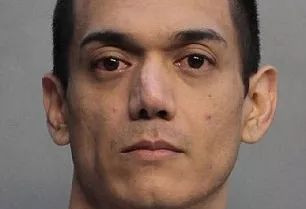 她约上百个男人来家里偷情 竟没人发现她是男的