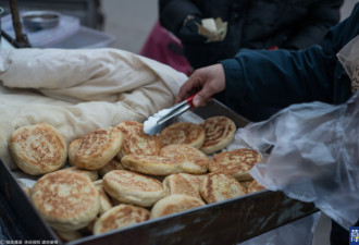 90后“烧饼西施”月售数万 想买她的饼得排队