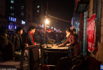 90后“烧饼西施”月售数万 想买她的饼得排队