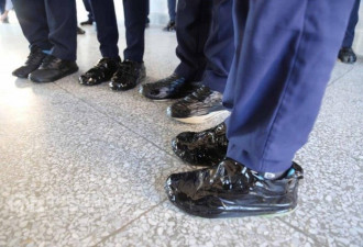 台湾学生参加比赛没黑皮鞋 用黑胶带贴球鞋