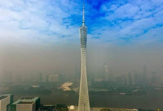天堂地狱的距离 广州塔顶蓝天白云城市雾霾垄罩