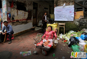 瘫痪母亲47岁生孩子 放”大悲咒”音乐乞讨为生