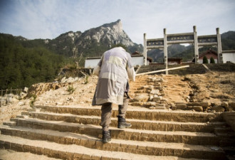 老僧居深山 粗茶淡饭 能文能武 百衲衣穿43年