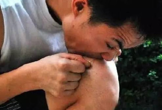 惊呆！医生做着手术突然掏出避孕套…