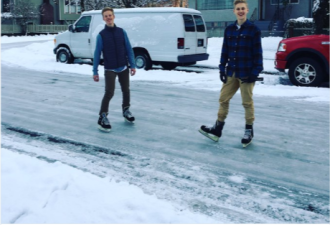 视频：路面结冰太危险！市民纷纷拿出滑冰鞋