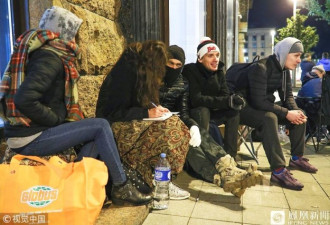俄罗斯：民众提前2天裹毛毯熬夜排队买iPhone