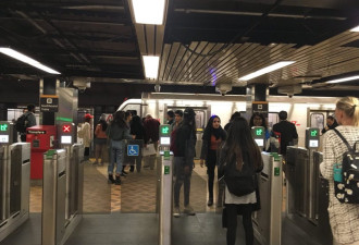 TTC地铁一号线大面积延误一个半钟头 乘客抓狂