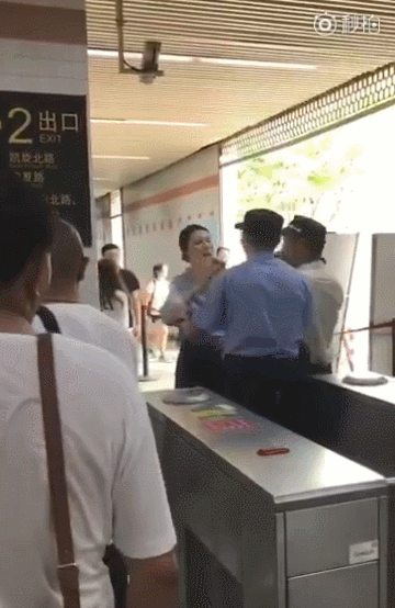 女子地铁站插队被拒后，竟然自行倒地…