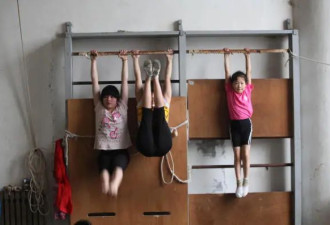 杂技团孩子眼含泪花苦练功，父母暗自躲门后