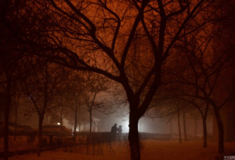 乌鲁木齐PM2.5也爆表了 连信号灯都变得模糊
