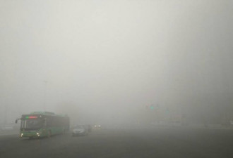 郑州现极大雾霾 环卫工：像烧锅一样