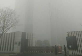 郑州现极大雾霾 环卫工：像烧锅一样