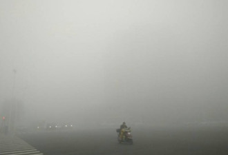 郑州现极大雾霾 环卫工：像烧锅一样