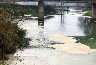 洗矿厂排污 整条河是泡沫 厂方称不影响环境