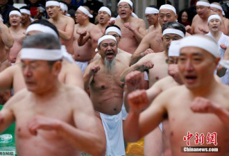 日本男女老少不畏严寒参加冰浴仪式 求好运