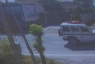 女子拒绝警察将丈夫带走，被绑在车顶游街