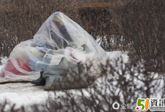 长春一名女子吵架离家 睡雪地盖塑料布