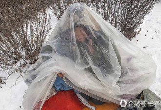 长春一名女子吵架离家 睡雪地盖塑料布