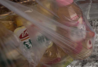长春一名女子吵架离家 睡雪地盖塑料布