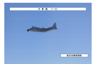 解放军8机机群飞过对马海峡  日军机大规模起飞