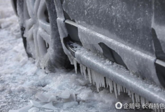 管道漏水致数十台轿车冰冻路边 如冰河世纪