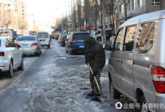 管道漏水致数十台轿车冰冻路边 如冰河世纪