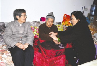 现实版“桃姐”:98岁保姆随雇主家已生活42年