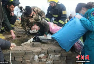 救出坠井女子那一刻 95后消防战士累倒了