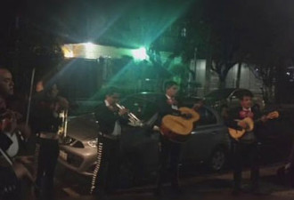墨西哥男子请乐队助阵求婚 女友竟是主唱妻子