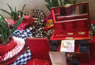 土豪订婚 嫁妆含两大行李箱百元大钞