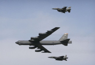 美轰炸机再次飞越南中国海 中国称其是“挑衅”