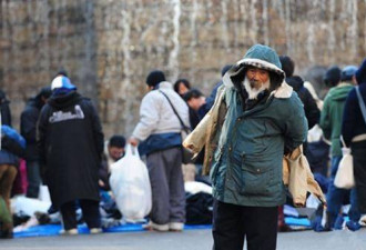 日本穷人真实生活：露宿街头纸壳当床