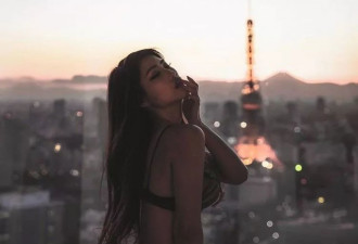 日本摄影师带女模上摩天楼拍照 全裸拍摄美炸了