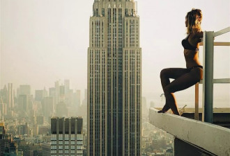 日本摄影师带女模上摩天楼拍照 全裸拍摄美炸了