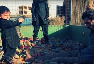 &quot;伊斯兰国&quot;发布残忍视频 幼童持枪处决囚犯
