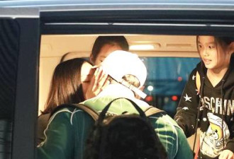 张伦硕与钟丽缇车上热吻 一旁的女儿表情亮了