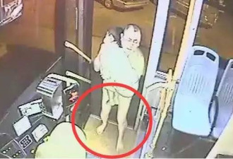 凌晨5点，他光脚穿短裤，怀抱孩子跪地拦车…
