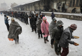 难民在欧洲风雪中排队领免费食物 场面凄凉