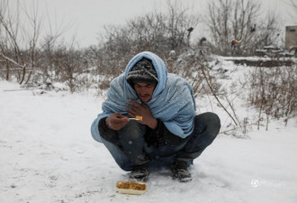 难民在欧洲风雪中排队领免费食物 场面凄凉