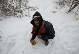 难民在欧洲风雪中排队领免费食物 场面凄凉