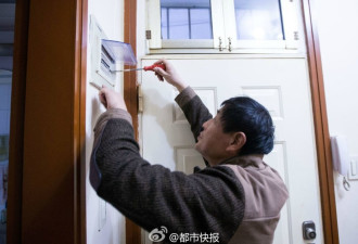 高级白领为照顾母亲 弃20万年薪回社区当电工