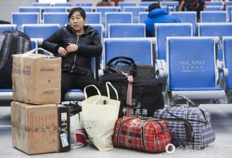 春运即将开始 女子在火车站秒变大力士