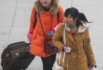 春运即将开始 女子在火车站秒变大力士