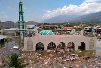 印尼强震海啸420人遇难 灾区满目疮痍