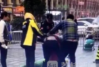 实拍一外卖小哥因为一盒米饭遭三人当街暴打
