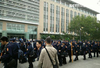 台湾退休警察抗议 在职警察维持秩序遇老长官