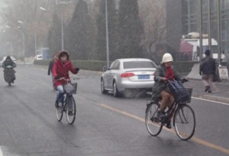 冷锋到！雾霾后北京降脏雪 专家：外出要打伞
