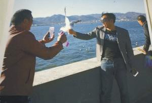 游客抓海鸥拍照 遭保安制止后摔断海鸥翅膀