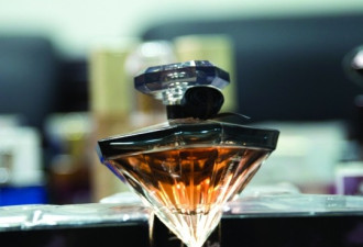 广州打掉假香水团伙案值8000万 工业酒精兑香精